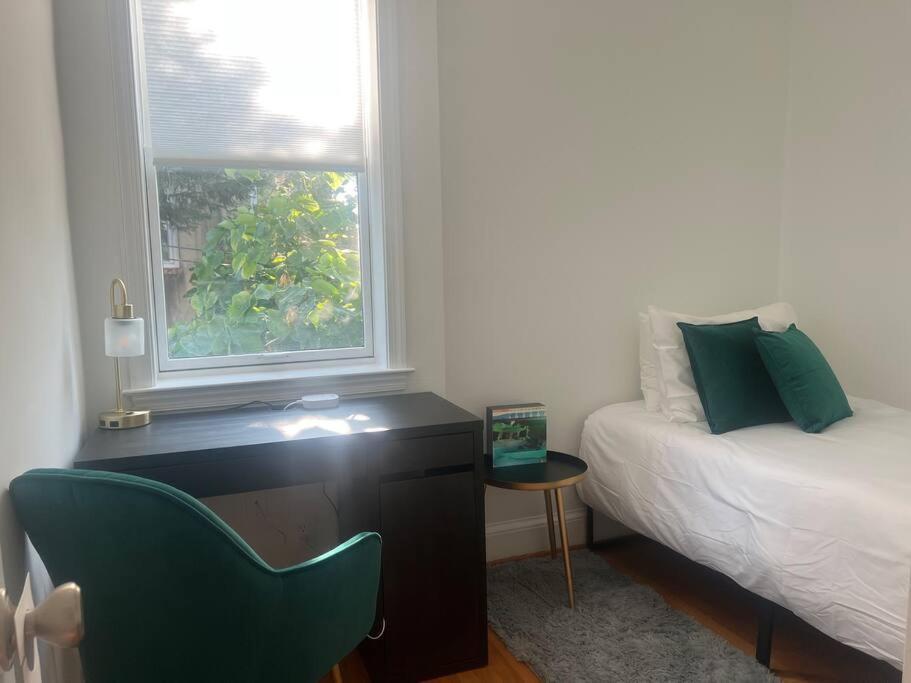 3-Bedroom House With Cute Patio Explore Dc On Foot Вашингтон Екстериор снимка